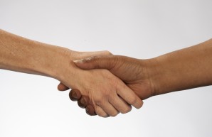 Zwei Menschen schütteln Hände