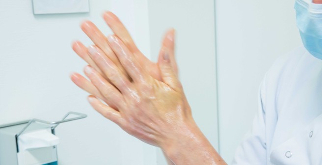 Andrea Kollotzke zeigt, wie die Hände richtig desinfiziert werden. Es folgen drei Bilder aufeinander