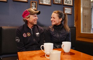 Parkinson - Der Polospieler Thomas Winter sitzt mit seiner Frau bei einer Tasse Kaffee.