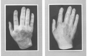 Fotografie zweier Hände in schwarz-weiß