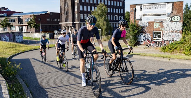 Mit dem Rennrad unterwegs und zum Schluss über den Stadtdeich: Neurologe Prof. Dr. Götz Thomalla.