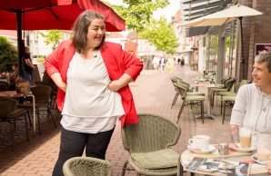 Anna-Lena zeigt Freundinnen ihren neuen Blazer