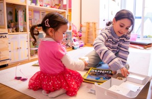 Aliya beim spielen mit Ihrer Schwester