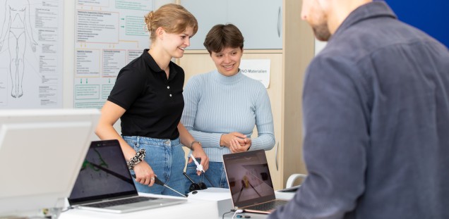 Studenten, die gerade operative Techniken an der Laparoskopie-Box, die den Bauchraum simuliert, trainieren