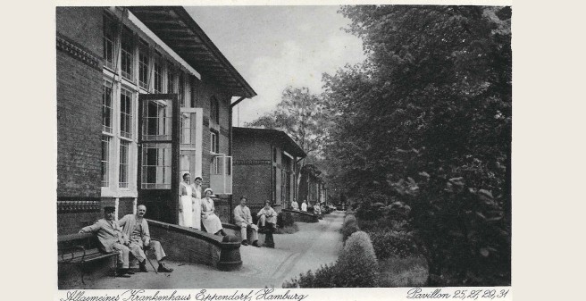 Krankenschwestern vor historischen Krankenpavillons