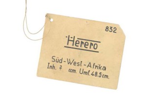 Historisches Inventarschildchen mit der Aufschrift "Herero 832, Süd-West-Afrika"