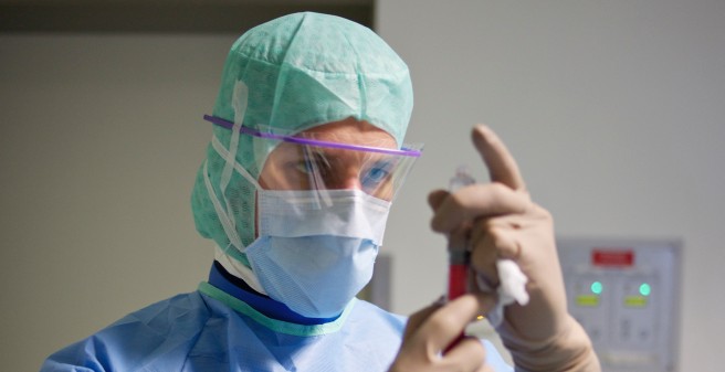 MTR beim Aufziehen einer Kontrastmittel-Spritze für eine Untersuchung in der Angiographie